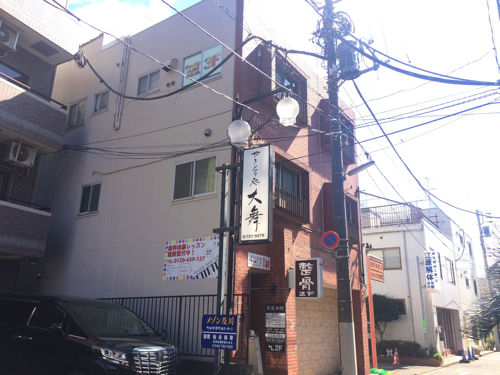 こちらのビルの階段を上って３階です。