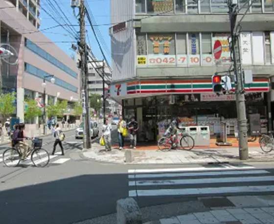 セブンイレブンの横断歩道を渡ってさらに直進します。