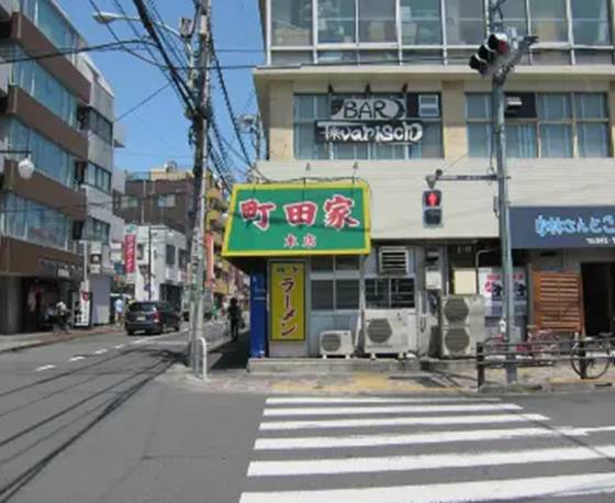 町田屋というラーメン屋さんの横断歩道を渡って右折し、一本目の路地を左折します。