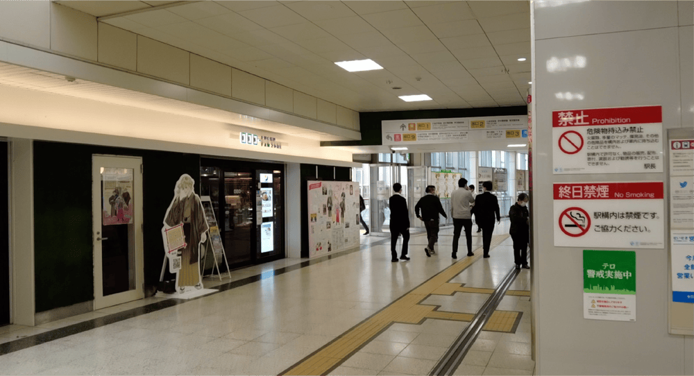 改札を出たら右方向へ進みます。