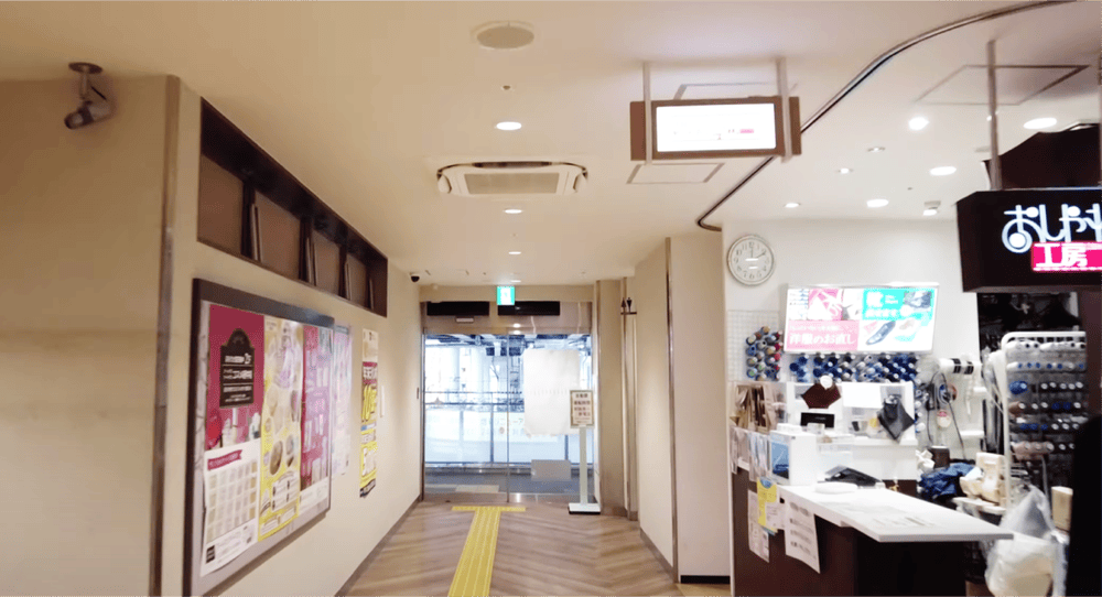 出口から階段を降ります。