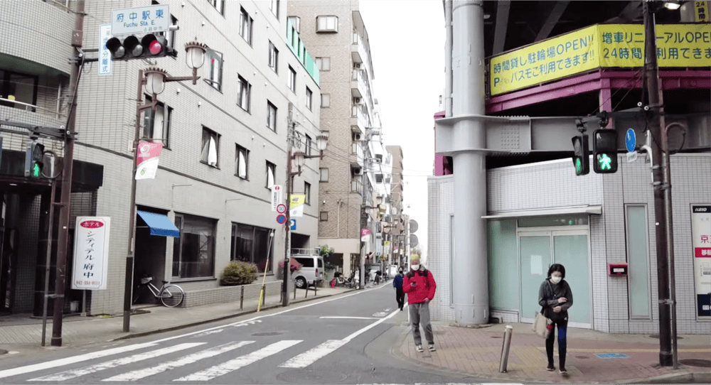 階段を降りたら正面の横断歩道を渡って左折（また横断歩道を渡ります)。