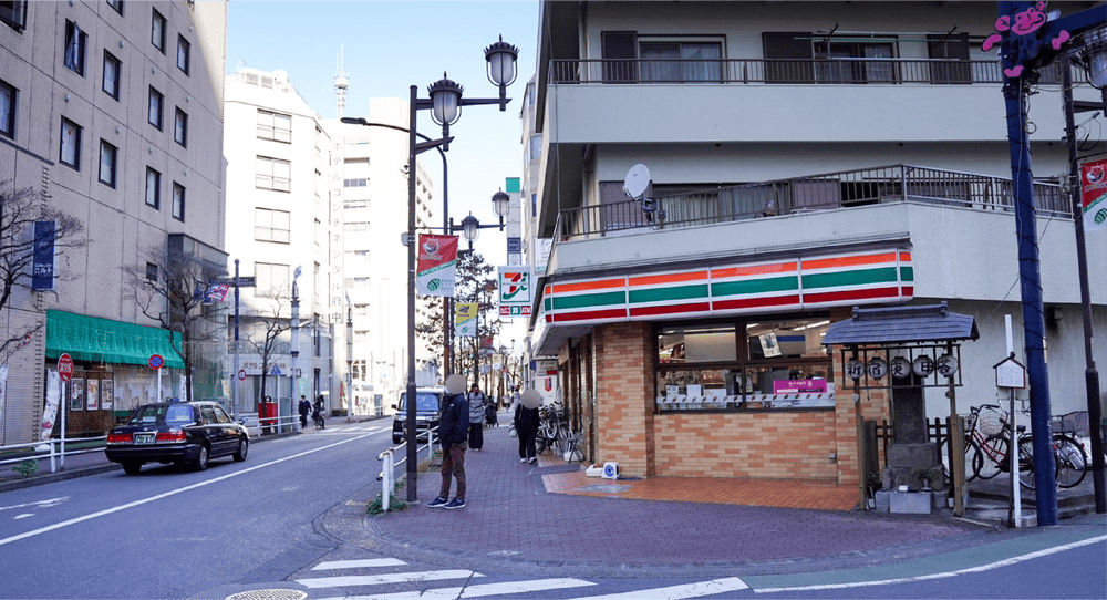 そのままセブンイレブンの方へ向かって直進します。