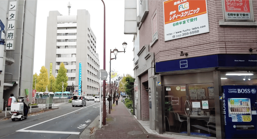 セブンイレブンを通り過ぎ、一つ目の横断歩道を渡ります。