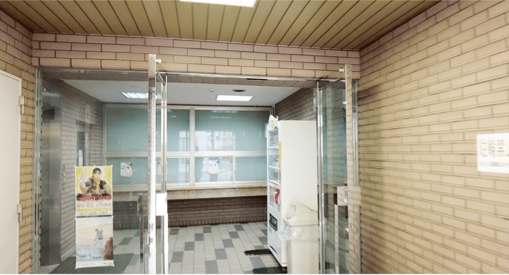 こちらの入り口から中へお入りください。