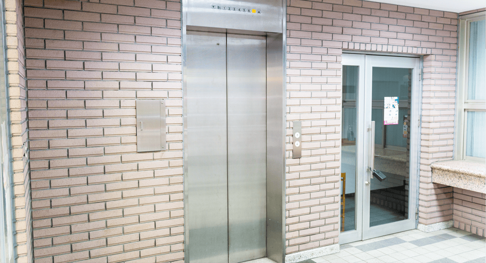 エレベーターで地下1階へ。