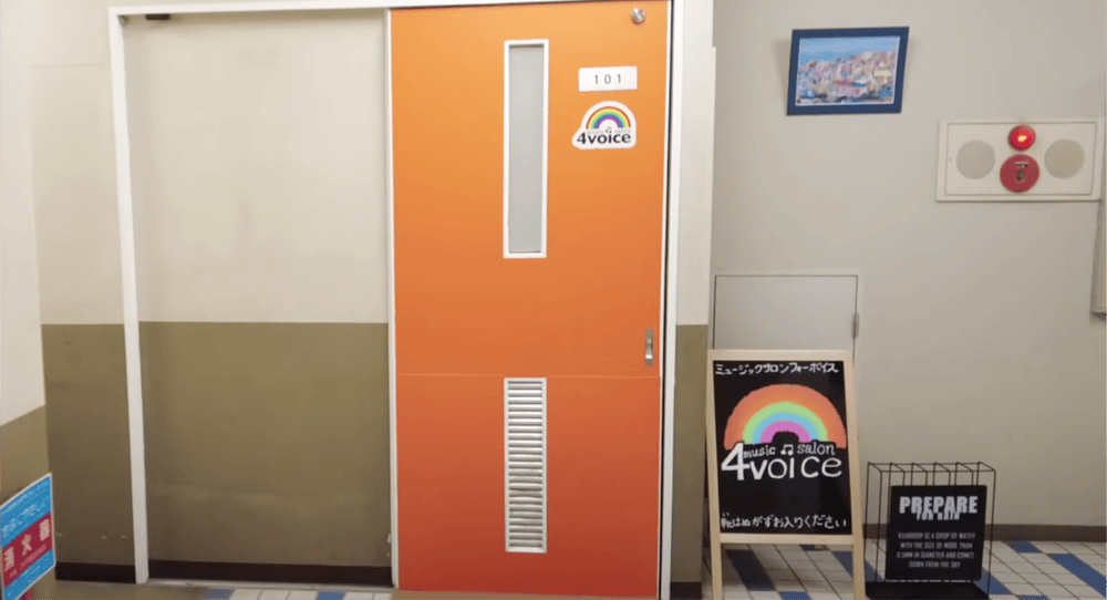 こちらの扉から中へお入りください☆