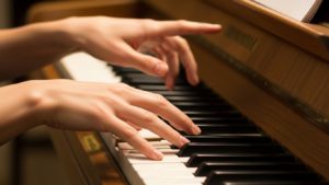 【科学的解説】ピアニストの手が綺麗な理由！指が細く長く見えるメカニズムと柔軟性UPの極意