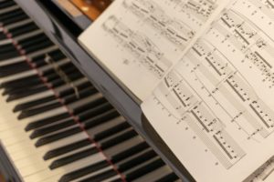 マイナーキーとは？音楽理論のプロが教える音階の仕組みと「暗い」と感じる理由【名曲10選】